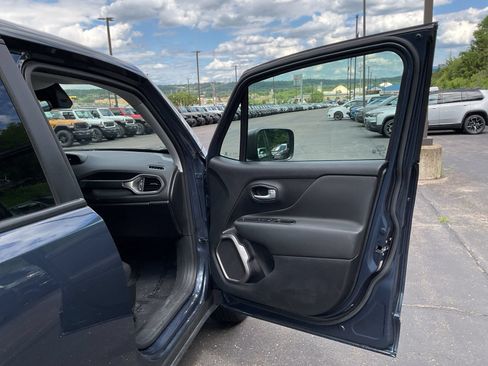 Used 2023 Jeep Renegade Latitude AWD/4WD image 17