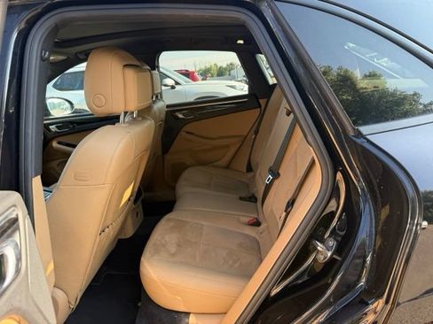 Used 2018 Porsche Macan AWD/4WD image 16