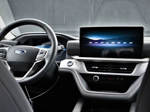 Used 2025 Ford Explorer Active image 17