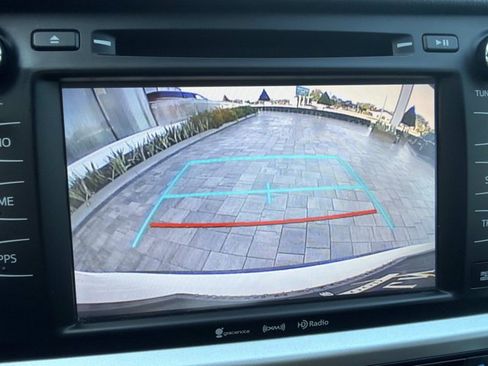 Used 2018 Toyota Highlander XLE FWD image 32