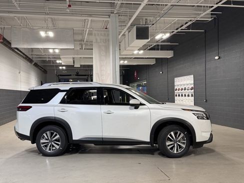 New 2025 Nissan Pathfinder SL image 6