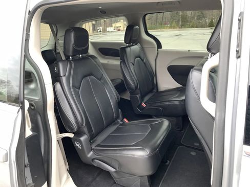 Used 2020 Chrysler Voyager Lxi w/ Cold Weather Group image 28