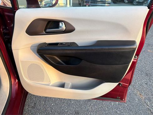 Used 2017 Chrysler Pacifica Touring-L w/ Tire & Wheel Group image 24