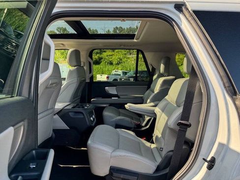 Used 2025 Ford Expedition Active AWD/4WD image 23