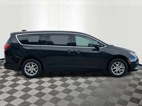 Used 2023 Chrysler Voyager LX image 6