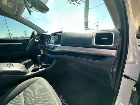 Used 2019 Toyota Highlander LE image 23