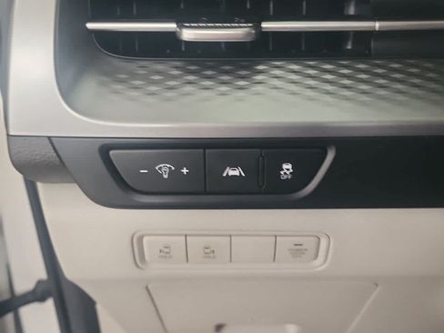 Used 2024 Kia Carnival LX FWD image 18