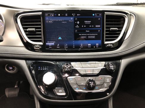 Used 2023 Chrysler Pacifica Limited w/ S Appearance Package image 14