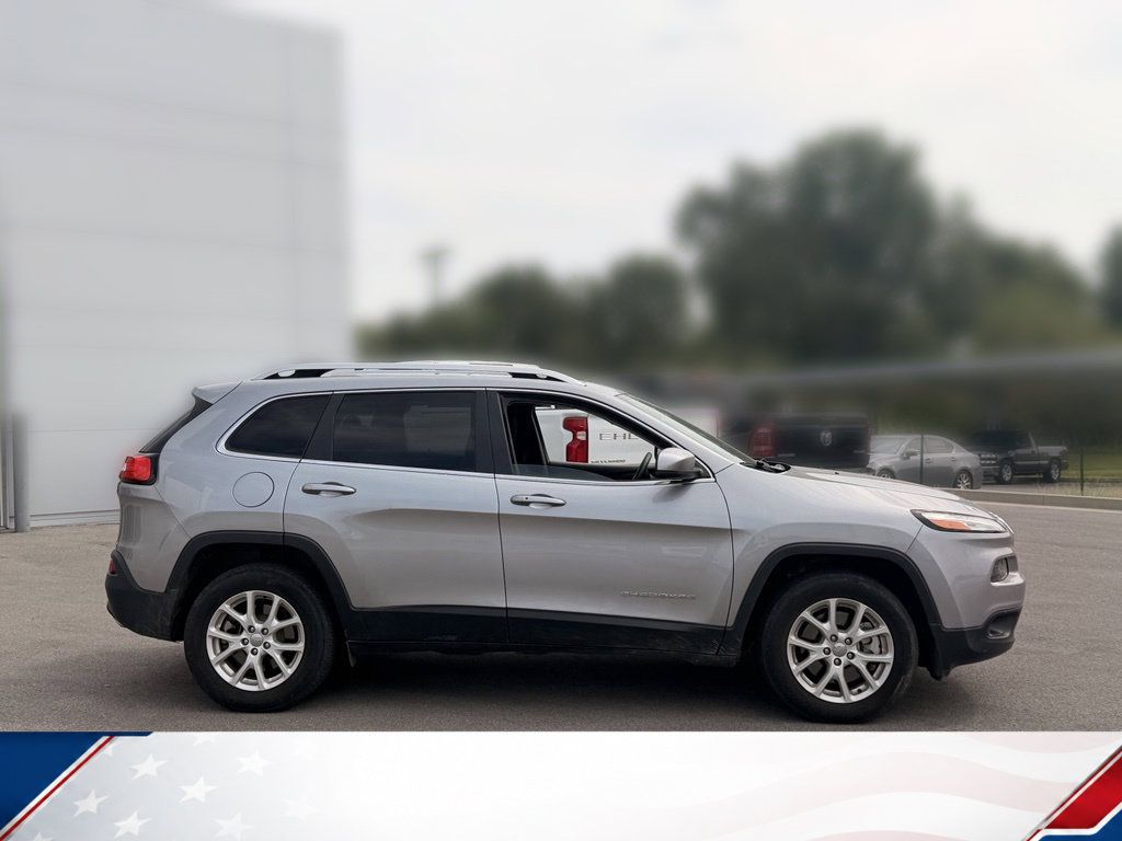 Used 2017 Jeep Cherokee Latitude w/ Comfort/Convenience Group AWD/4WD image 4