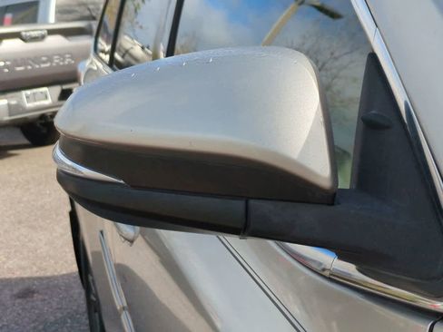 Used 2016 Toyota Highlander XLE image 12