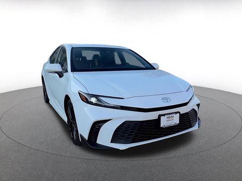 Used 2025 Toyota Camry SE image 3