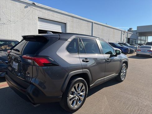 Used 2020 Toyota RAV4 XLE Premium image 3