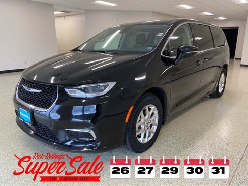 Used 2024 Chrysler Pacifica Touring-L image 1