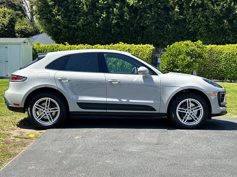 Certified 2025 Porsche Macan AWD/4WD image 9
