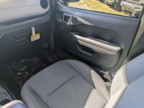 New 2025 Jeep Gladiator Sport image 15