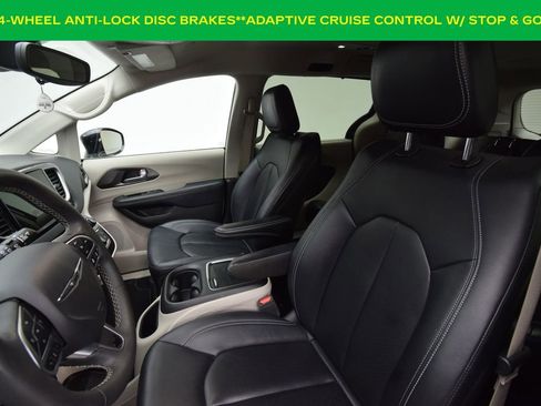 Used 2024 Chrysler Pacifica Touring-L image 9