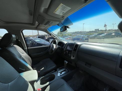 Used 2013 Nissan Frontier SL w/ Moonroof Pkg image 12