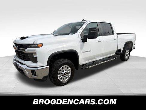 Used 2025 Chevrolet Silverado 2500 LT w/ Convenience Package AWD/4WD image 4