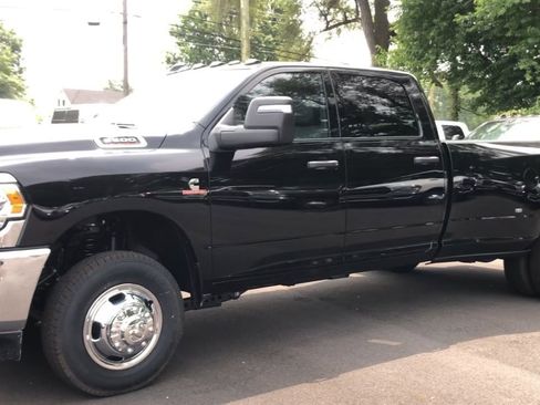 Used 2024 RAM 3500 Tradesman w/ Chrome Appearance Group image 4