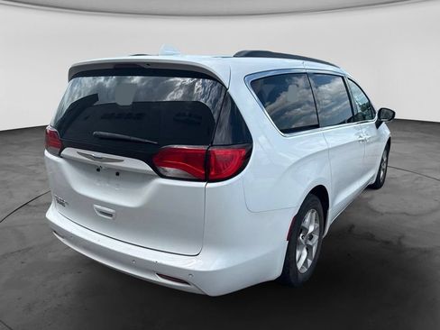 Used 2018 Chrysler Pacifica Touring w/ Tire & Wheel Group FWD image 4