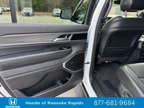 Used 2024 Jeep Wagoneer L Series II image 32