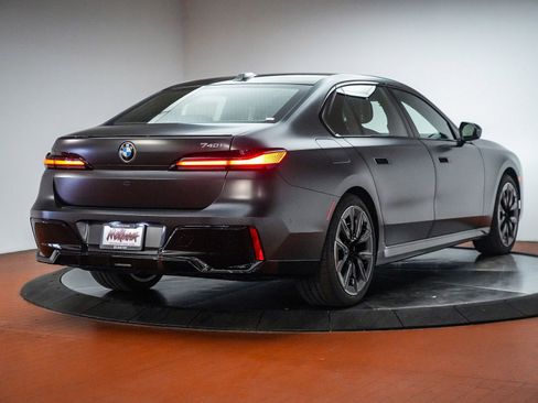 New 2026 BMW 740i w/ Premium Package RWD image 5