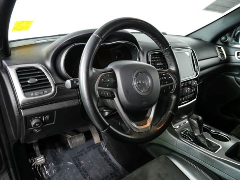 Used 2020 Jeep Grand Cherokee Laredo w/ Laredo X Package RWD image 4