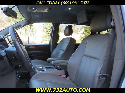Used 2014 Chrysler Town & Country Touring FWD image 27