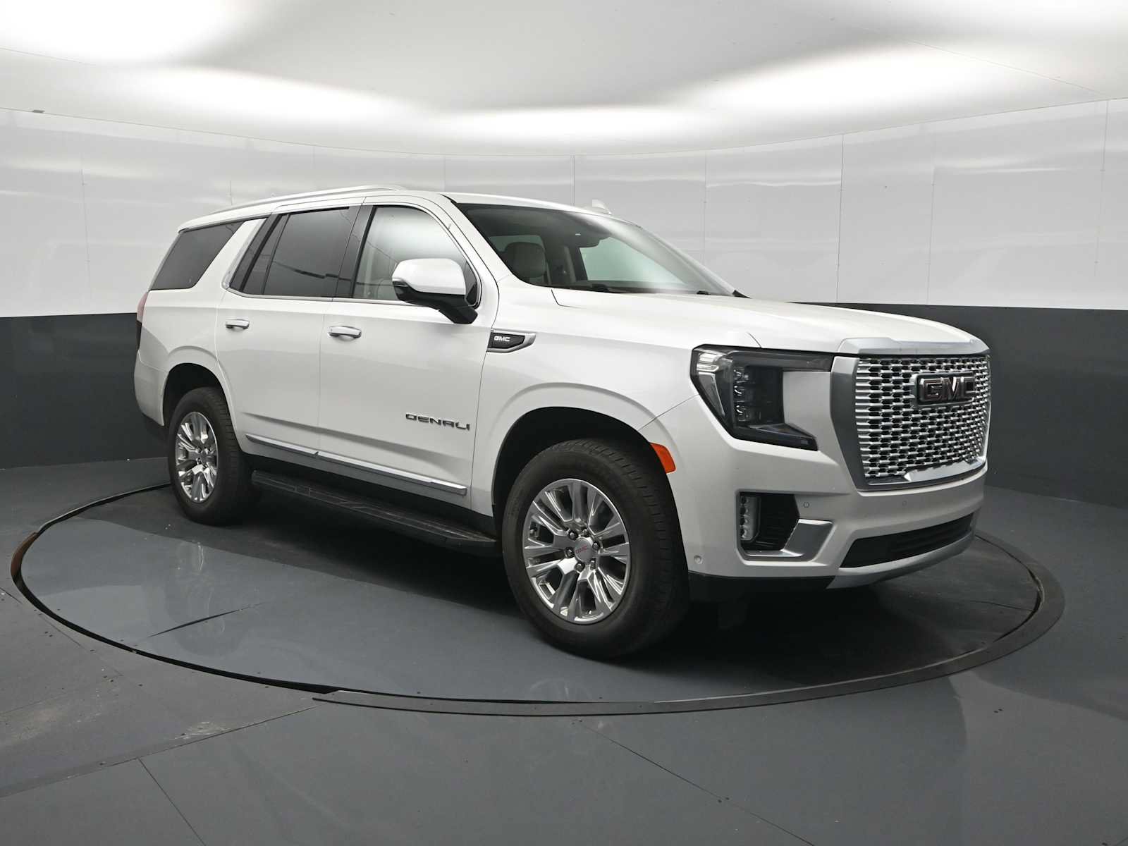 Used 2024 GMC Yukon Denali w/ Advanced Technology Package AWD/4WD image 2