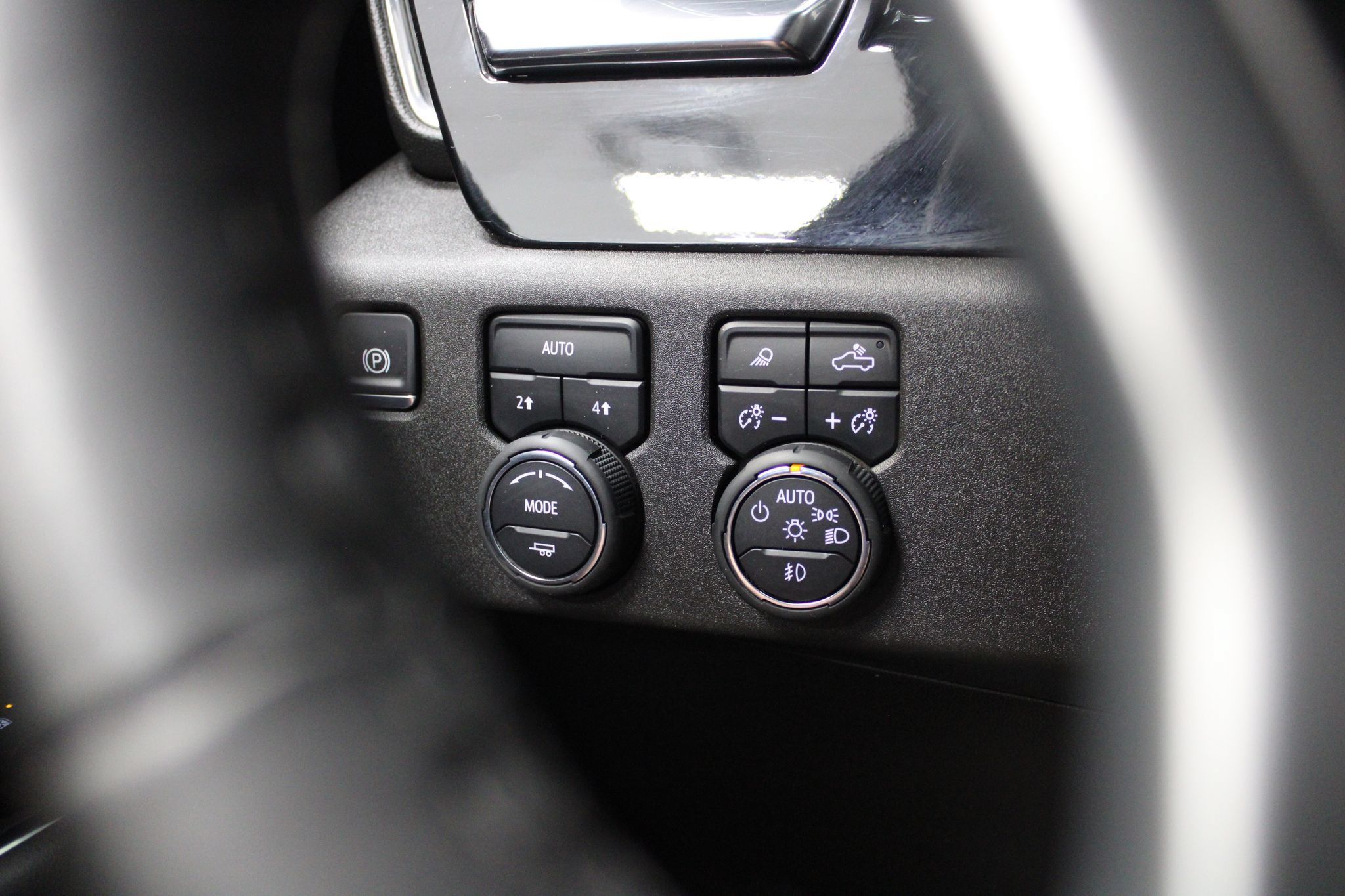 Used 2025 Chevrolet Silverado 1500 LTZ AWD/4WD image 34