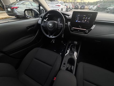 Used 2025 Toyota Corolla LE image 38