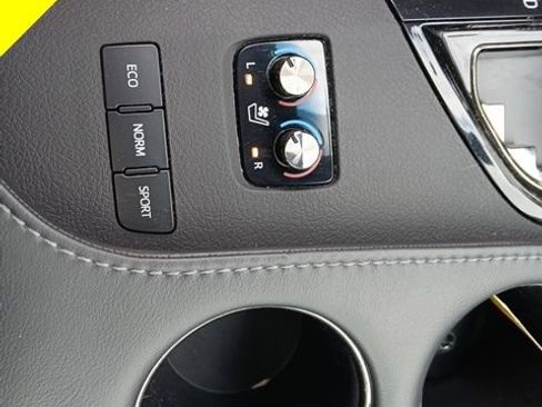 Used 2017 Toyota Avalon Limited w/ Carpet Mat Package FWD image 22