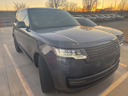 Used 2025 Land Rover Range Rover SE image 2