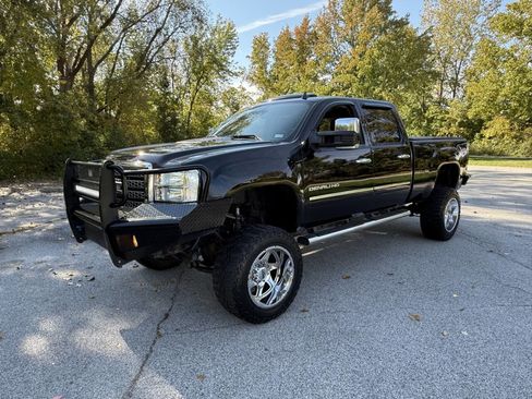 Used 2011 GMC Sierra 2500 Denali w/ Suspension Package, Off-Road image 1
