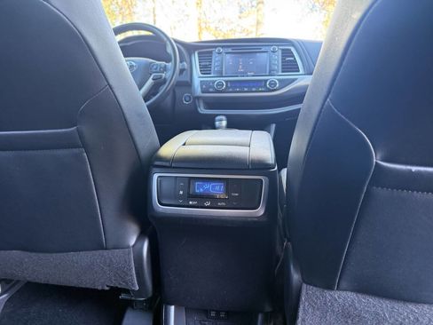 Used 2019 Toyota Highlander SE image 18
