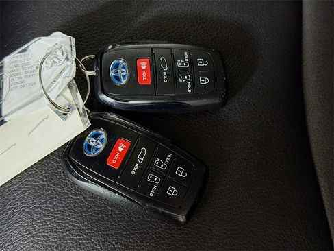 Certified 2022 Toyota Sienna XSE image 38