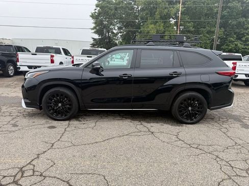 Used 2023 Toyota Highlander XSE AWD/4WD image 2
