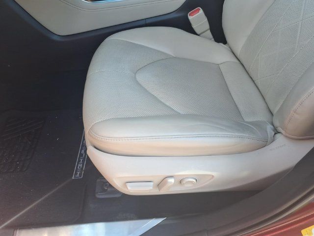 Used 2021 Toyota Highlander Platinum FWD image 16