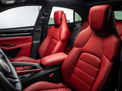 Used 2025 Porsche Macan Electric image 5