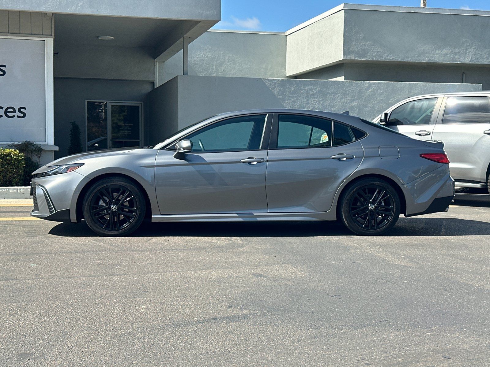 Used 2025 Toyota Camry SE w/ Convenience Package FWD image 2