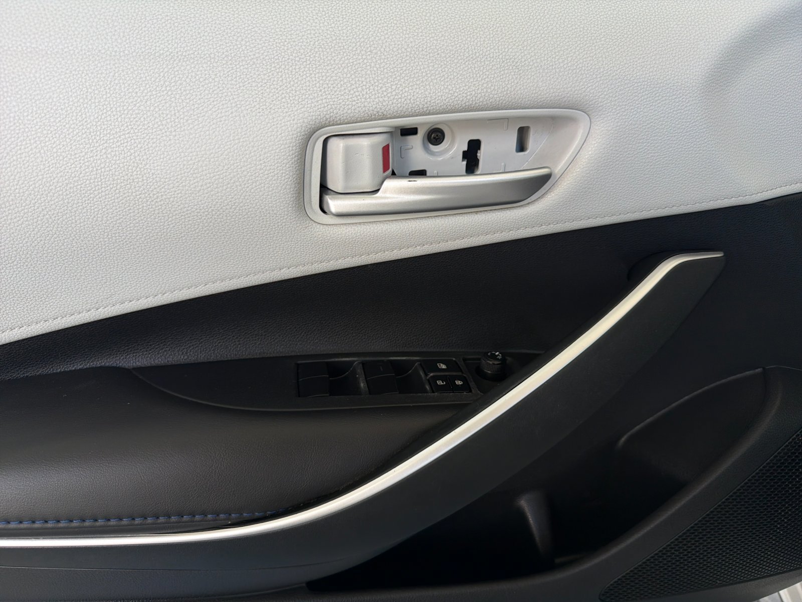 Used 2020 Toyota Corolla SE w/ SE Premium Package FWD image 10