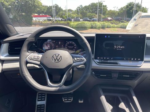 New 2026 Volkswagen Tiguan SE R-Line FWD image 13