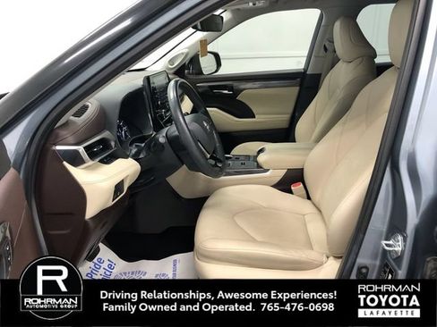 Used 2021 Toyota Highlander Limited FWD image 11