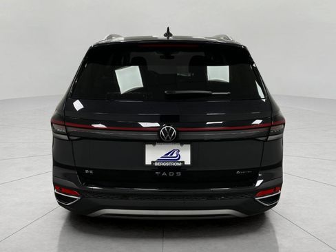 Used 2025 Volkswagen Taos SE AWD/4WD image 5