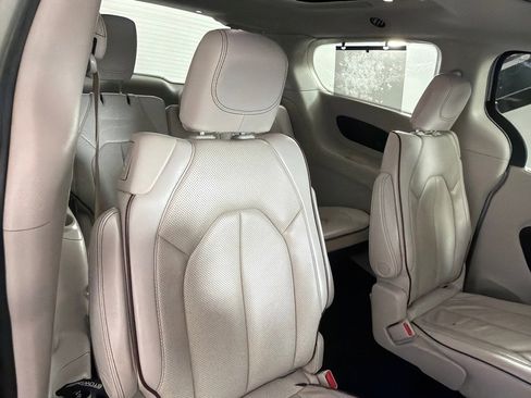 Used 2017 Chrysler Pacifica Limited FWD image 22