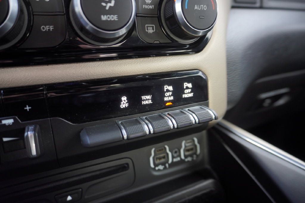 Used 2019 RAM 1500 Laramie w/ Sport Appearance Package AWD/4WD image 18
