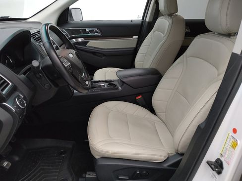 Used 2019 Ford Explorer Limited w/ Limited Luxury Package FWD image 17