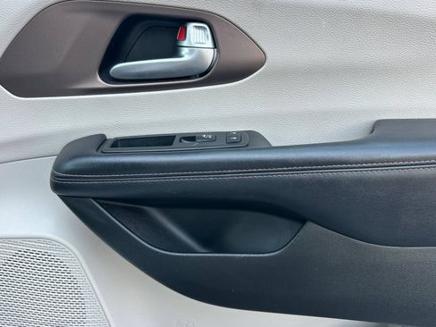 Used 2018 Chrysler Pacifica Touring-L Plus FWD image 20