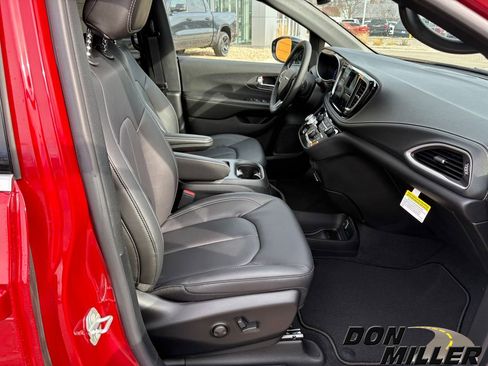 New 2026 Chrysler Pacifica Select image 22