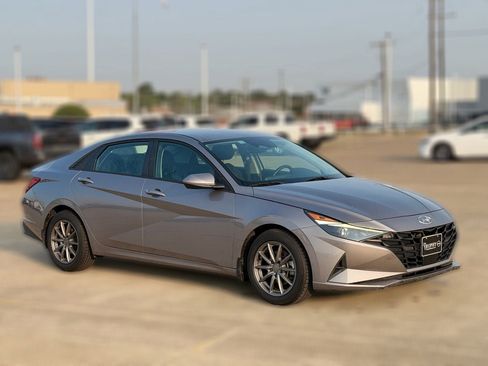 Used 2023 Hyundai Elantra SEL w/ Convenience Package FWD image 3